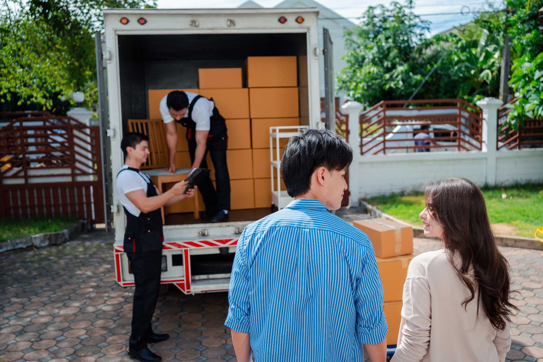 Why Hiring Professional Movers Saves You Time, Stress & Money